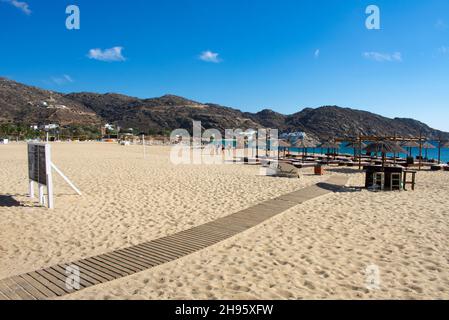 Wunderschöne Ios Insel Griechenland. Abgeschiedener Mylopotas Strand. Beliebtes griechisches Urlaubsresort. Blick auf die große Sandküste. Seitenansicht im Landscape-Format mit Kopierbereich Stockfoto