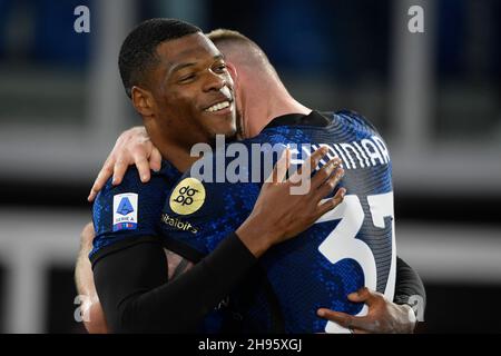 Rom, Italien. 04th Dez 2021. Denzel Dumfries vom FC Internazionale feiert mit Milan Skriniar vom FC Internazionale, nachdem er beim Fußballspiel AS Roma und FC Internazionale in der Serie A am 4th. Dezember 2021 im Olimpico-Stadion in Rom (Italien) das Tor von 0-3 erzielt hat. Foto Antonietta Baldassarre/Insidefoto Kredit: Insidefoto srl/Alamy Live News Stockfoto