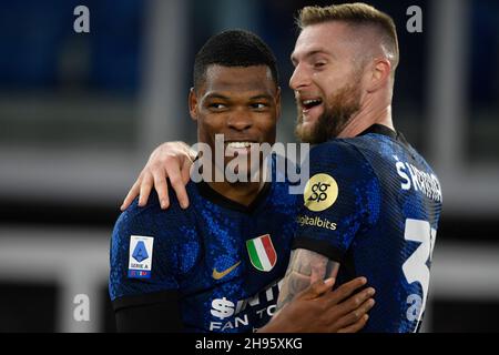 Rom, Italien. 04th Dez 2021. Denzel Dumfries vom FC Internazionale feiert mit Milan Skriniar vom FC Internazionale, nachdem er beim Fußballspiel AS Roma und FC Internazionale in der Serie A am 4th. Dezember 2021 im Olimpico-Stadion in Rom (Italien) das Tor von 0-3 erzielt hat. Foto Antonietta Baldassarre/Insidefoto Kredit: Insidefoto srl/Alamy Live News Stockfoto