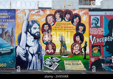 Nationalistische Wandmalereien an der Falls Road in West Belfast, Nordirland Stockfoto