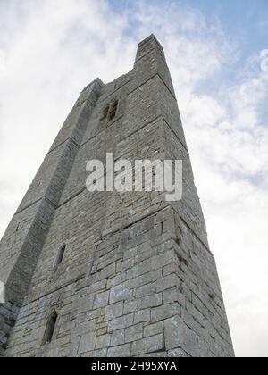 Low-Angle Ansicht des gelben Kirchturm in Trim County Meath Irland Stockfoto