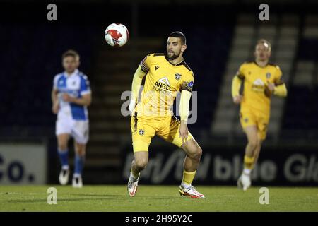 Bristol, Großbritannien. 04th Dez 2021. Omar Bugiel von Sutton United beim Spiel der FA Cup 2nd-Runde zwischen Bristol Rovers und Sutton United am 4. Dezember 2021 im Memorial Stadium, Bristol, England. Foto von Dave Peters/Prime Media Images. Quelle: Prime Media Images/Alamy Live News Stockfoto