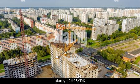 Neue Hochhausgebäude im Bau. Luftaufnahme am sonnigen Abend Stockfoto
