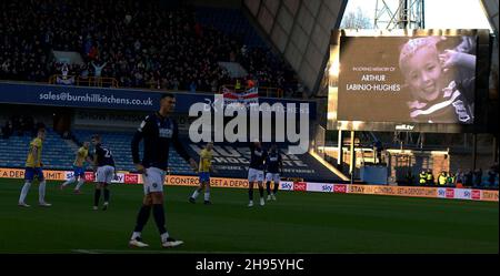 London, Großbritannien. 04th Dez 2021. LONDON, Vereinigtes Königreich, DEZEMBER 04:Scoreboard-Show nach 3,06 in Loving Memory of ARTHUR LABINIO-HUGHES während der Sky Bet Championship zwischen Millwall und Birmingham City im Den Stadium, London am 04th. Dezember 2021 Credit: Action Foto Sport/Alamy Live News Stockfoto