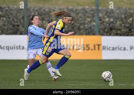 Veronica Pasini von Hellas Verona und Noemi Visentin von S.S. Lazio Women während des 10th. Tages der Serie A Meisterschaft zwischen S.S. Lazio Women und Hellas Verona Women im stadio Mirko Fersini am 4th. Dezember 2021 in Formello, Italien. Stockfoto