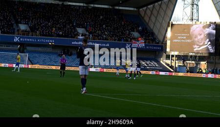 London, Großbritannien. 04th Dez 2021. LONDON, Vereinigtes Königreich, DEZEMBER 04:beide Spieler klatschen nach 3,06 in Loving Memory of ARTHUR LABINIO-HUGHES während der Sky Bet Championship zwischen Millwall und Birmingham City im Den Stadium, London am 04th. Dezember 2021 Credit: Action Foto Sport/Alamy Live News Stockfoto