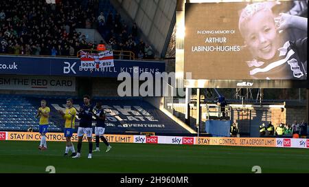 London, Großbritannien. 04th Dez 2021. LONDON, Vereinigtes Königreich, DEZEMBER 04:beide Spieler klatschen nach 3,06 in Loving Memory of ARTHUR LABINIO-HUGHES während der Sky Bet Championship zwischen Millwall und Birmingham City im Den Stadium, London am 04th. Dezember 2021 Credit: Action Foto Sport/Alamy Live News Stockfoto