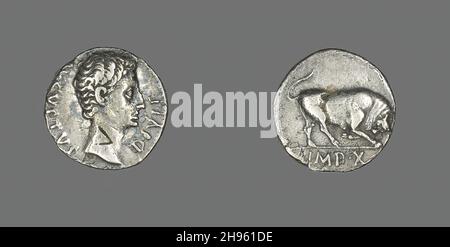 Denar (Münze) mit Kaiser Augustus, 15-13 v. Chr. Bulle wird auf der Rückseite geladen. Geprägt in der Colonia Copia Claudia Augusta Lugdunum, (modernes Lyon). Stockfoto