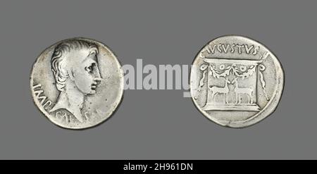 Zistophorische Tetradrachme (Münze) mit Kaiser Augustus, um 25 v. Chr. Altar mit zwei Hirschen und Girlanden auf der Rückseite verziert. Geprägt in Ephesus (in der modernen Türkei). Stockfoto