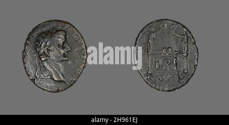 Münze mit Kaiser Tiberius, ca. 14 u.Z. Rückseite: Lyoner Altar, flankiert von zwei Figuren, mit Siegessäule und einer Corona civica (Kranztyp). Geprägt in Lugdunum (modernes Lyon). Stockfoto