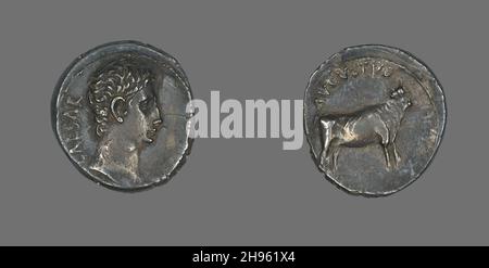 Denar (Münze) mit Kaiser Augustus, 21-20 v. Chr. Ein Bulle auf der Rückseite. Geprägt in Samos (oder möglicherweise Pergamon). Stockfoto