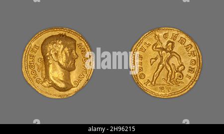 Aureus (Münze) mit dem Kaiser Diokletian, 294-305, herausgegeben von Diokletian. Umgekehrt: Mann, der den Feind mit einem Speer angreift. Geprägt in Augusta Treverorum (modernes Trier). Stockfoto