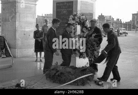 Warszawa, 1947-08-01. Obchody trzeciej rocznicy wybuchu Powstania Warszawskiego. Uroczyste z³o¿enie wieñców na Grobie Nieznanego ¯o³nierza (GN¯). NZ. Delegacja Miêdzynarodowej Federacji WiêŸniów Politycznych. wb/gr PAP Warschau, 1. August 1947. Der 3rd. Jahrestag des Ausbruchs in Warschau. Die Zeremonie der Kranzniederlegung am Grab des unbekannten Soldaten. Im Bild: Die Delegation der International Political Prisoners Federation. wb/gr PAP Stockfoto