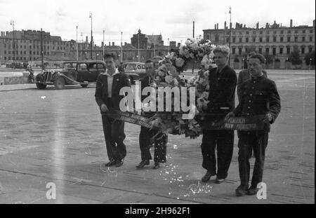 Warszawa, 1947-08-01. Obchody trzeciej rocznicy wybuchu Powstania Warszawskiego. Uroczyste z³o¿enie wieñców na Grobie Nieznanego ¯o³nierza (GN¯). NZ. Delegacja Miêdzynarodowej Federacji WiêŸniów Politycznych. wb/gr PAP Warschau, 1. August 1947. Der 3rd. Jahrestag des Ausbruchs in Warschau. Die Zeremonie der Kranzniederlegung am Grab des unbekannten Soldaten. Im Bild: Die Delegation der International Political Prisoners Federation. wb/gr PAP Stockfoto