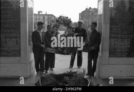 Warszawa, 1947-08-01. Obchody trzeciej rocznicy wybuchu Powstania Warszawskiego. Uroczyste z³o¿enie wieñców na Grobie Nieznanego ¯o³nierza (GN¯). NZ. Delegacja Miêdzynarodowej Federacji WiêŸniów Politycznych. wb/gr PAP Warschau, 1. August 1947. Der 3rd. Jahrestag des Ausbruchs in Warschau. Die Zeremonie der Kranzniederlegung am Grab des unbekannten Soldaten. Im Bild: Die Delegation der International Political Prisoners Federation. wb/gr PAP Stockfoto