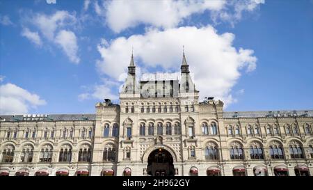 Bau der oberen Einkaufsstraßen in Moskau. Aktion. Bodenansicht der Fassade des alten BAUKUMS auf dem Hintergrund des blauen Himmels. Stockfoto