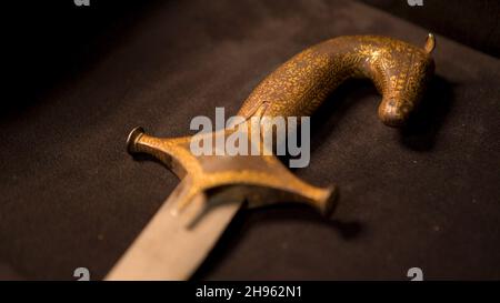 Nahaufnahme der Muster des Griffs der mittelalterlichen Waffe. Archivmaterial. Alte Waffen der slawischen oder östlichen Menschen im Museum auf isoliertem Hintergrund. Stockfoto