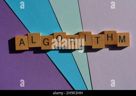 Algorithmus, Wort in Holzalphabetbuchstaben isoliert auf dem Hintergrund als Banner-Überschrift Stockfoto