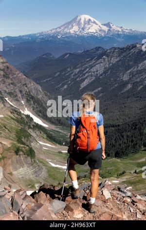 WA20478-00....WASHINGTON - Frau beim Wandern auf dem Pacific Crest Trail in der Goat Rocks Wilderness, Gifford Pinchot National Forest. Mount Rainier im Stockfoto