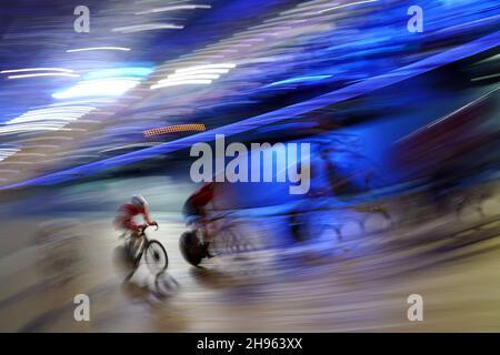 Die Fahrer wärmen sich vor Runde vier der UCI Track Champions League 2021 im Lee Valley VeloPark, London, auf. Bilddatum: Samstag, 4. Dezember 2021. Stockfoto