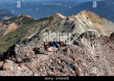 WA20480-00....WASHINGTON - Wanderer auf dem Pacific Crest Trail in der Goat Rocks Wilderness, Gifford Pinchot National Forest. Stockfoto