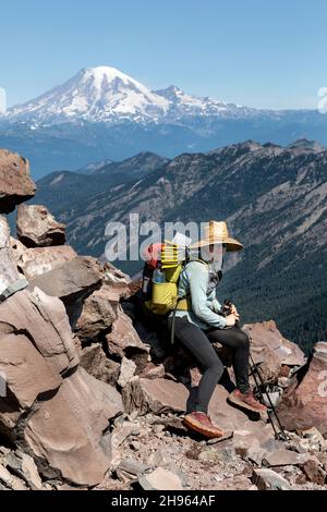 WA20482-00....WASHINGTON - Frau beim Wandern auf dem Pacific Crest Trail in der Goat Rocks Wilderness, Gifford Pinchot National Forest. Mount Rainier im Stockfoto