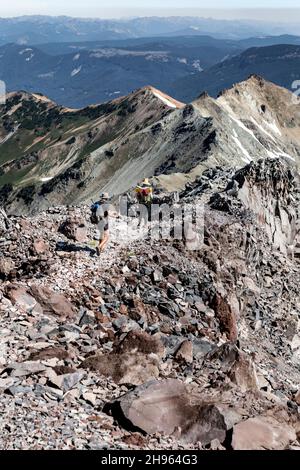 WA20484-00....WASHINGTON - Wanderer auf dem Pacific Crest Trail in der Goat Rocks Wilderness, Gifford Pinchot National Forest. Mount Rainier in der Dista Stockfoto