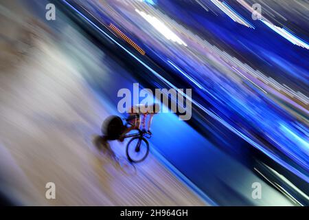 Ein Fahrer, der sich vor Runde vier der UCI Track Champions League 2021 im Lee Valley VeloPark, London, aufwärmt. Bilddatum: Samstag, 4. Dezember 2021. Stockfoto