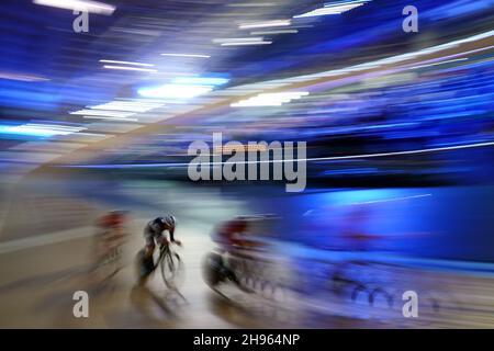 Die Fahrer wärmen sich vor Runde vier der UCI Track Champions League 2021 im Lee Valley VeloPark, London, auf. Bilddatum: Samstag, 4. Dezember 2021. Stockfoto