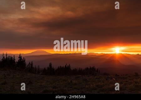 WA20496-00....WASHINGTON - Rauch von Waldbränden füllt den Himmel über High Camp in der Mount Adams Wilderness, Gifford Pinchot National Forest. Stockfoto