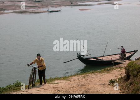 Der Gorai-Madhumati Fluss ist einer der längsten Flüsse in Bangladesch und ein Nebenfluss des Ganges. Dieser Fluss von Bangladesch ist voller erstaunlicher Schönheit Stockfoto