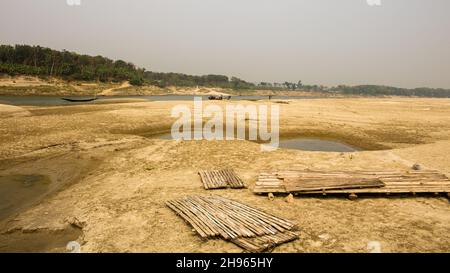 Der Gorai-Madhumati Fluss ist einer der längsten Flüsse in Bangladesch und ein Nebenfluss des Ganges. Dieser Fluss von Bangladesch ist voller erstaunlicher Schönheit Stockfoto