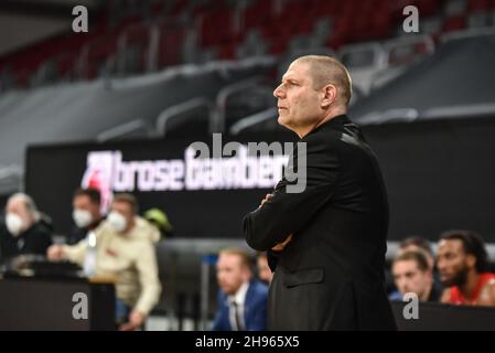 Deutschland ,Bamberg, Brose Arena - 4. Dez 2021 - Basketball, 1.Bundesliga - Brose Bamberg gegen MEDI Bayreuth Bild: Trainer Oren Amiel (Brose Bamberg) in Aktion. Kredit: Ryan Evans/Alamy Live Nachrichten Stockfoto