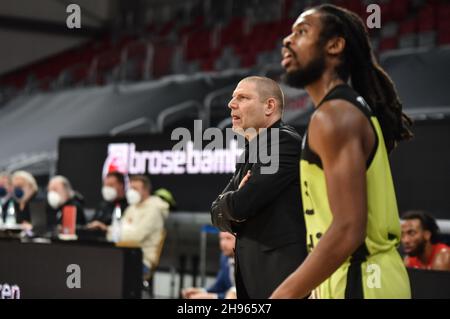 Deutschland ,Bamberg, Brose Arena - 4. Dez 2021 - Basketball, 1.Bundesliga - Brose Bamberg gegen MEDI Bayreuth Bild: Trainer Oren Amiel (Brose Bamberg) in Aktion. Kredit: Ryan Evans/Alamy Live Nachrichten Stockfoto