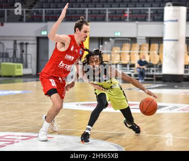 Germany ,Bamberg, Brose Arena - 4 Dec 2021 - Basketball, 1.Bundesliga - Brose Bamberg gegen MEDI Bayreuth Bild: (Fltr) Omar Prewitt (Brose Bamberg, 4), Marcus Thornton (MEDI Bayreuth, 3) Credit: Ryan Evans/Alamy Live News Stockfoto