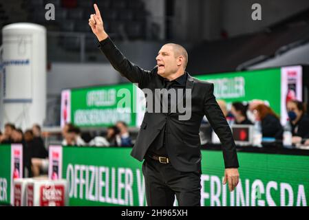 Deutschland ,Bamberg, Brose Arena - 4. Dez 2021 - Basketball, 1.Bundesliga - Brose Bamberg gegen MEDI Bayreuth Bild: Trainer Oren Amiel (Brose Bamberg) in Aktion. Kredit: Ryan Evans/Alamy Live Nachrichten Stockfoto