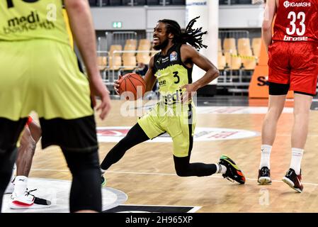 Germany ,Bamberg, Brose Arena - 4 Dec 2021 - Basketball, 1.Bundesliga - Brose Bamberg gegen MEDI Bayreuth Bild: Marcus Thornton (MEDI Bayreuth, 3) beim Fahren zum Korb ein Foul. Kredit: Ryan Evans/Alamy Live Nachrichten Stockfoto