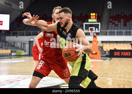 Germany ,Bamberg, Brose Arena - 4 Dec 2021 - Basketball, 1.Bundesliga - Brose Bamberg gegen MEDI Bayreuth Bild: (Fltr) Christian Sengfelder (Brose Bamberg, 43), Martynas Sajus (MEDI Bayreuth, 19) Quelle: Ryan Evans/Alamy Live News Stockfoto