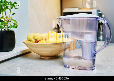 Das Wasser wird in einem Reinigungsfilter in der Küche gefiltert Stockfoto