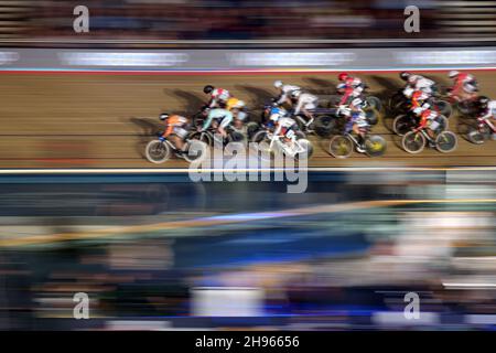 Die Fahrer wärmen sich vor Runde vier der UCI Track Champions League 2021 im Lee Valley VeloPark, London, auf. Bilddatum: Samstag, 4. Dezember 2021. Stockfoto