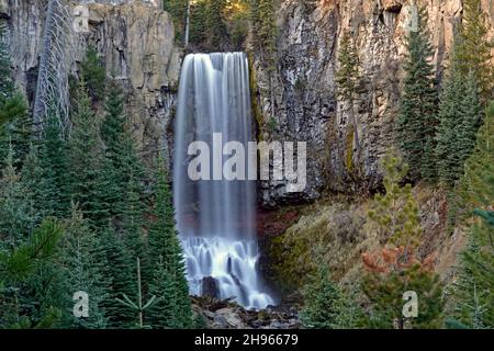 Blick auf die Tumalo Falls auf Tumalo Creek am östlichen Hang der Cascade Mountains in der Nähe von Bend, Oregon. Stockfoto