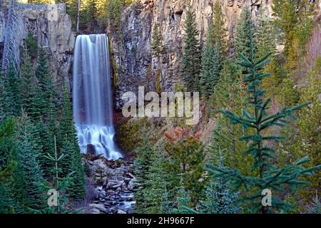 Blick auf die Tumalo Falls auf Tumalo Creek am östlichen Hang der Cascade Mountains in der Nähe von Bend, Oregon. Stockfoto