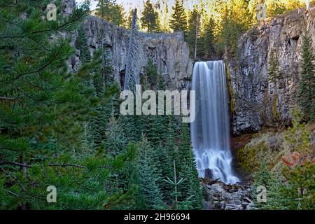 Blick auf die Tumalo Falls auf Tumalo Creek am östlichen Hang der Cascade Mountains in der Nähe von Bend, Oregon. Stockfoto