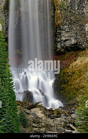 Blick auf die Tumalo Falls auf Tumalo Creek am östlichen Hang der Cascade Mountains in der Nähe von Bend, Oregon. Stockfoto