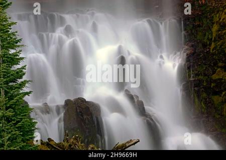 Blick auf die Tumalo Falls auf Tumalo Creek am östlichen Hang der Cascade Mountains in der Nähe von Bend, Oregon. Stockfoto