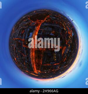Luftaufnahme der nächtlichen Stadtlandschaft. Wroclaw Panorama bei Sonnenuntergang mit leuchtenden Straßen und dramatischen Sonnenuntergang Himmel. Kleines Planetenpanorama Stockfoto