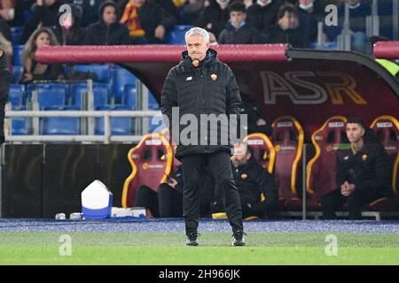 Rom, Italien. 04th Dez 2021. Joseâ&#x80;&#X99; Mourinhotrainer (AS Roma) während der italienischen Fußball-Liga Ein 2021/2022-Match zwischen AS Roma und Inter FC im Olimpic Stadium in Rom am 04. Dezember 2021. Kredit: Unabhängige Fotoagentur/Alamy Live Nachrichten Stockfoto