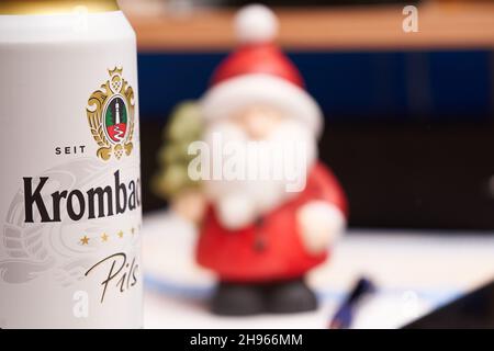 Stuttgart, 04. Dezember 2021: Krombacher Bierkisten auf dem Schreibtisch. Weihnachtsmann und Bürobedarf im Hintergrund. Alkoholkonsum bei wor Stockfoto