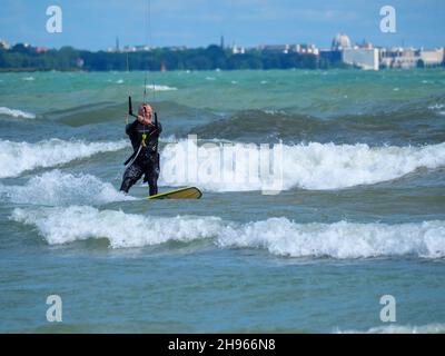 Ein Mann mittleren Alters kitesurft am Montrose Beach in Chicago. Stockfoto