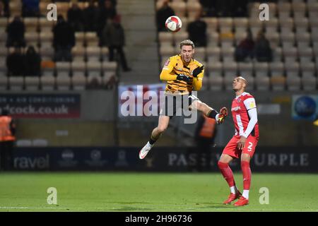 Cambridge, Großbritannien. 04th Dez 2021. Sam Smith (10 Cambridge United) steht am 4. Dezember 2021 im R Costings Abbey Stadium, Cambridge, England, beim Spiel der zweiten Runde des FA Cup zwischen Cambridge United und Exeter City an der Spitze des Balls. Foto von Kevin Hodgson/Prime Media Images. Quelle: Prime Media Images/Alamy Live News Stockfoto